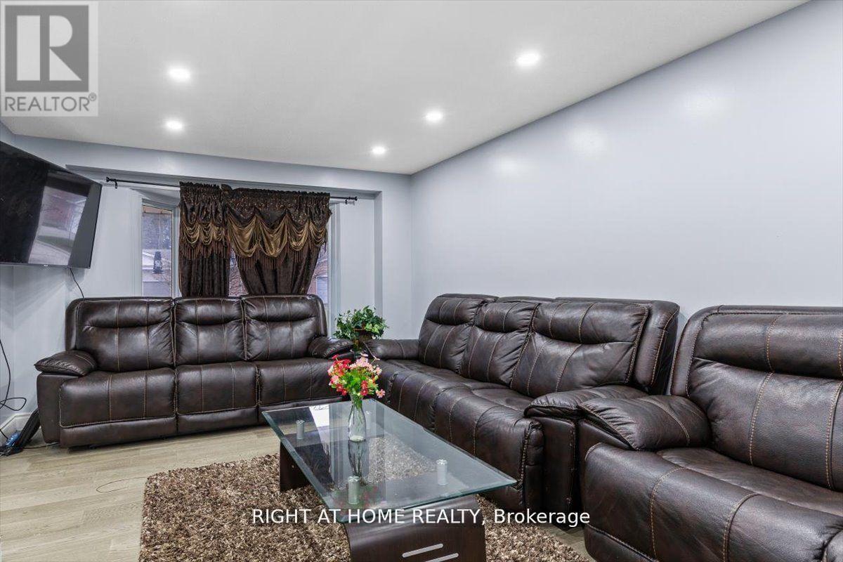 275 TAGGE CRESCENT