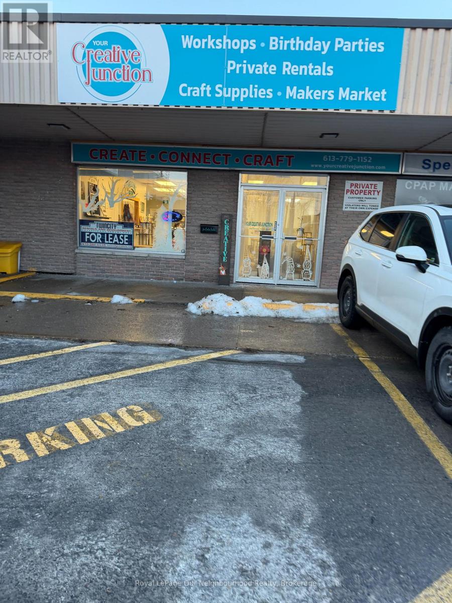 4 - 444 DUNDAS STREET W