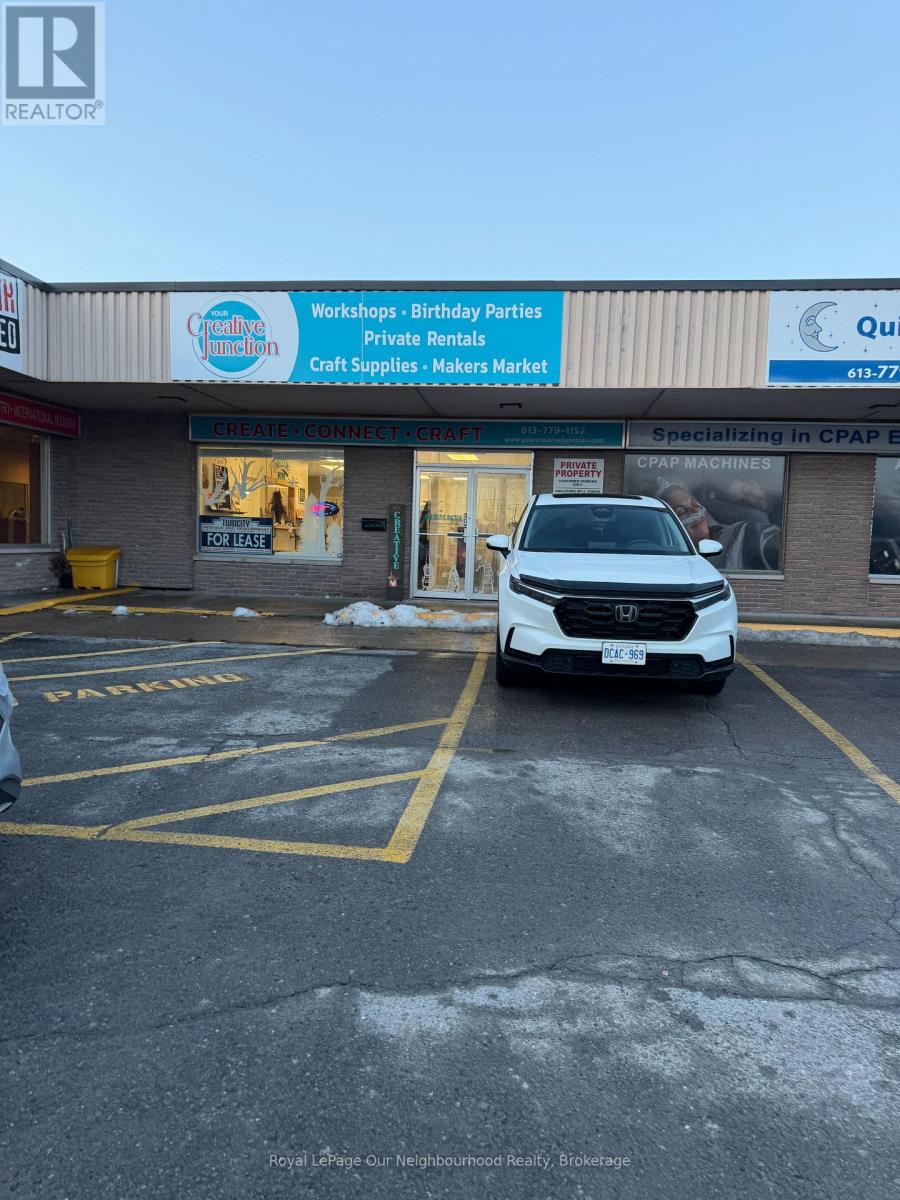 4 - 444 DUNDAS STREET W