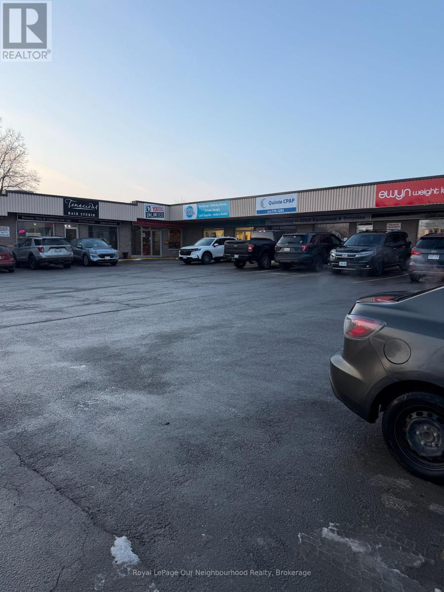 4 - 444 DUNDAS STREET W