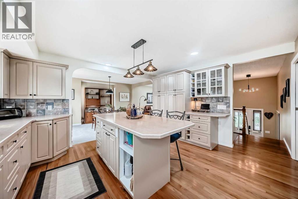 716 Queensland Drive SE