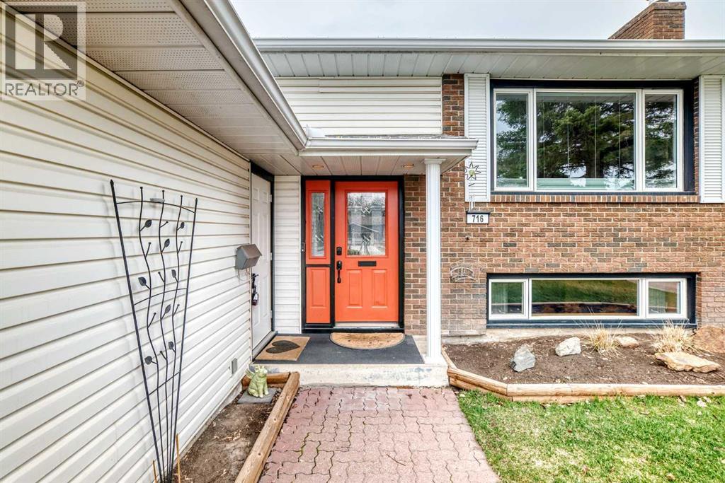 716 Queensland Drive SE