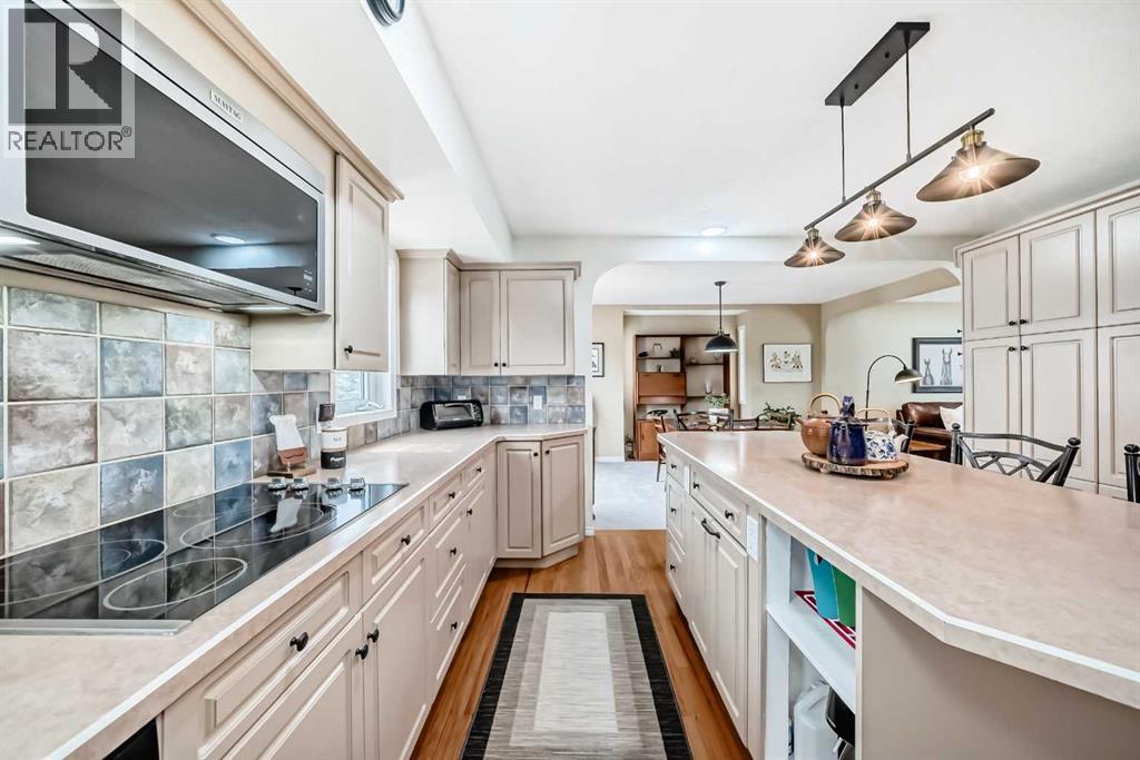 716 Queensland Drive SE