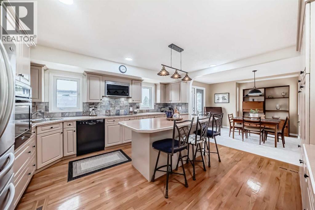 716 Queensland Drive SE