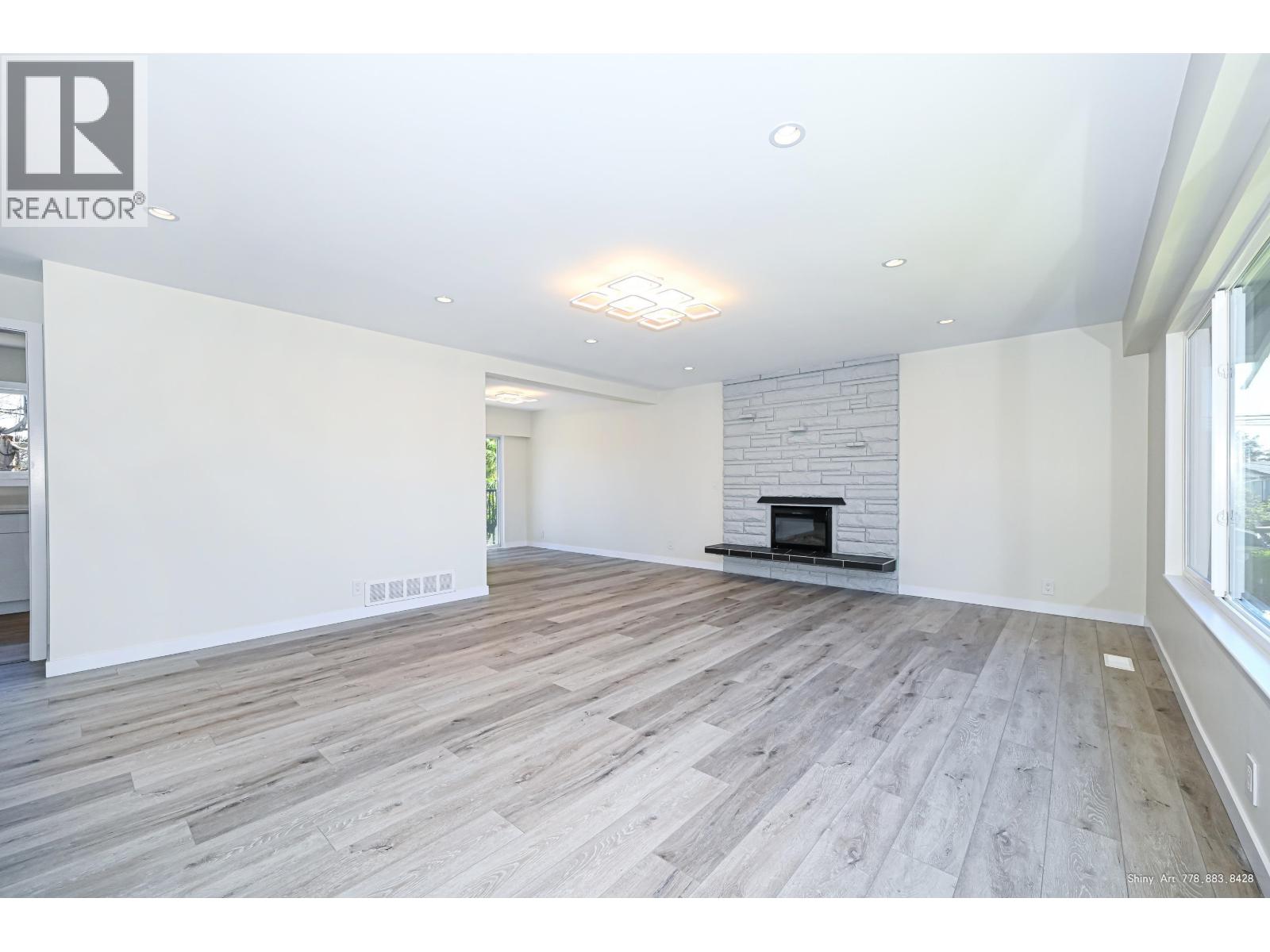 5546 MAPLE CRESCENT