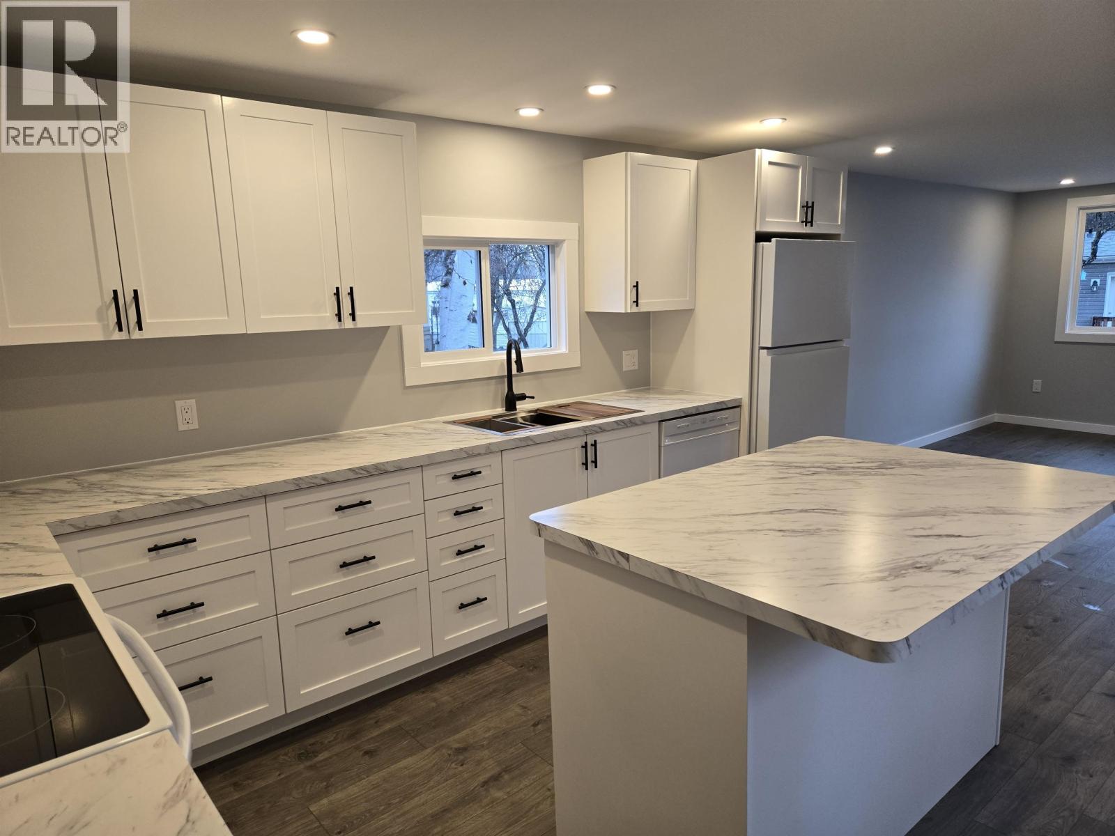 4 654 NORTH FRASER DRIVE