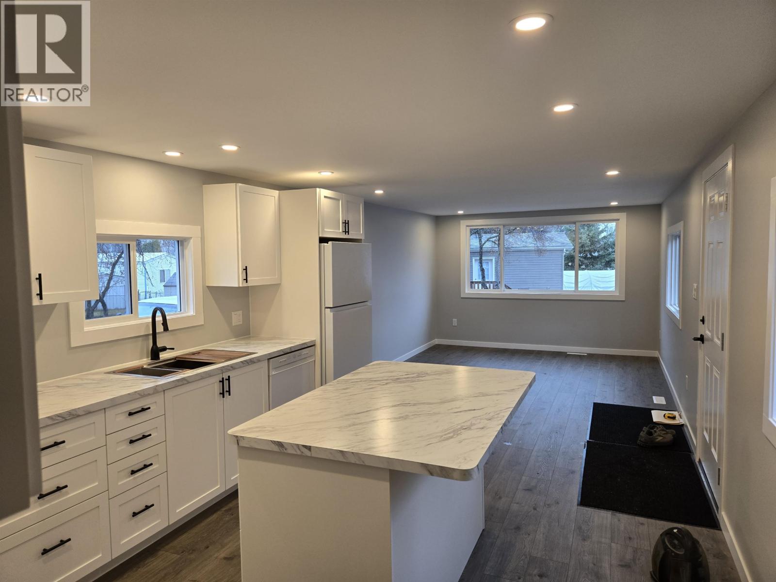 4 654 NORTH FRASER DRIVE