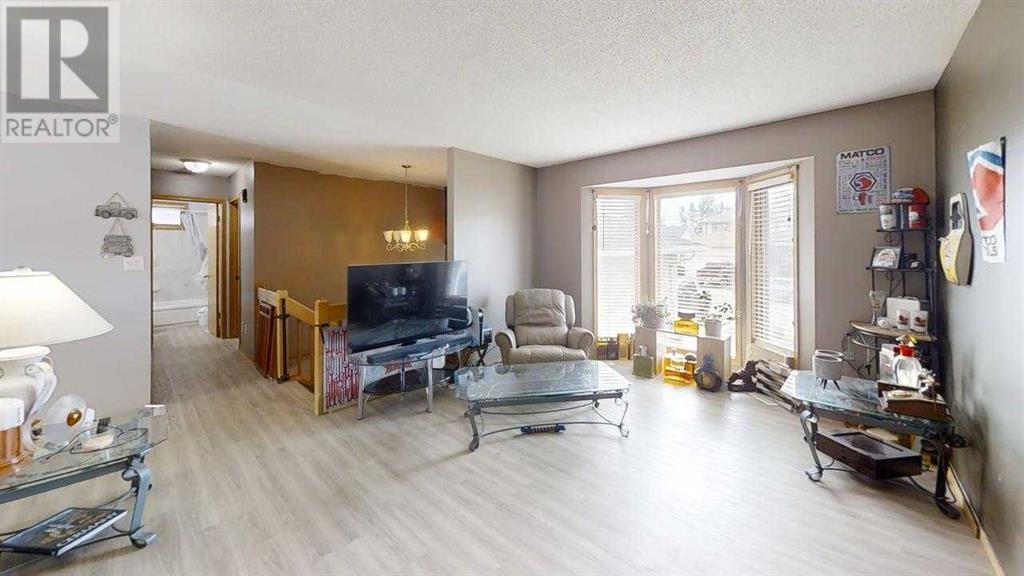 226 Heritage Close W