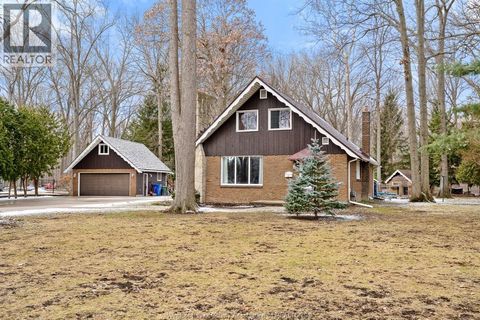 4 Oakland CRESCENT LaSalle ON N9J2J1