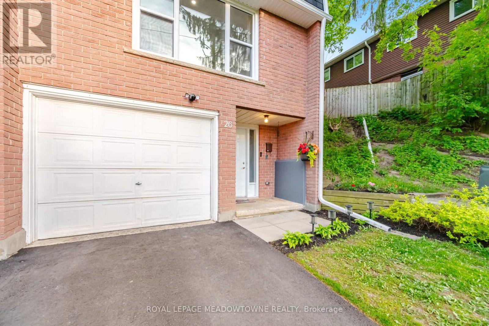 26 - 100 BLUEVALE STREET N