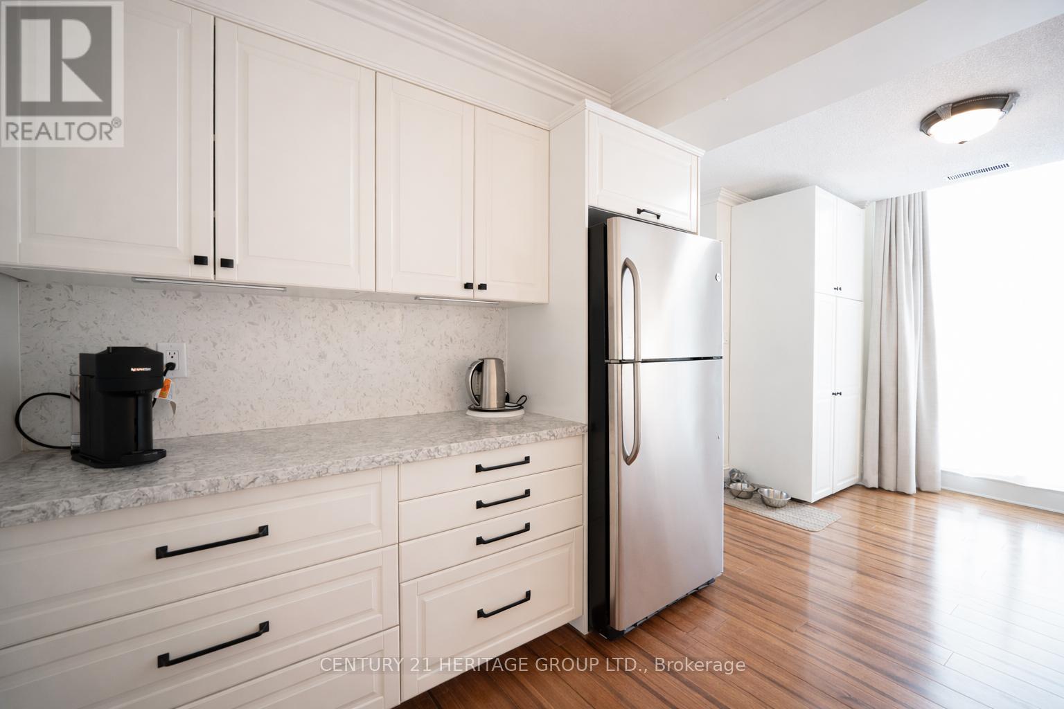 102 - 67 CAROLINE STREET S