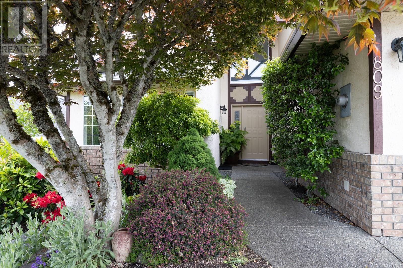 809 Country Club Dr