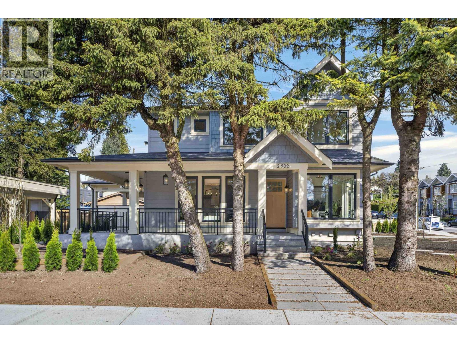 Photo 1 of 40 — 2 902 FIRST STREET Unit 2, New Westminster, BC V3L2J2