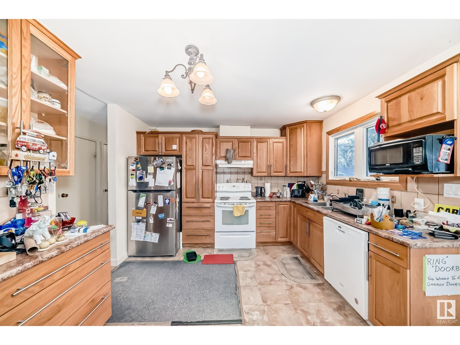 6715 32 AV NW