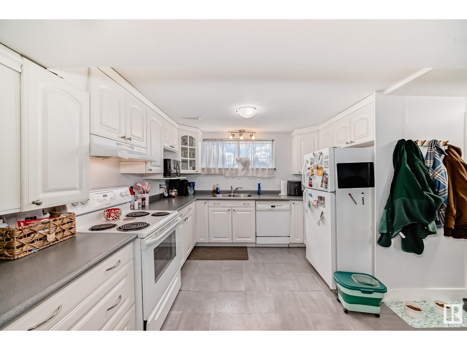 6715 32 AV NW