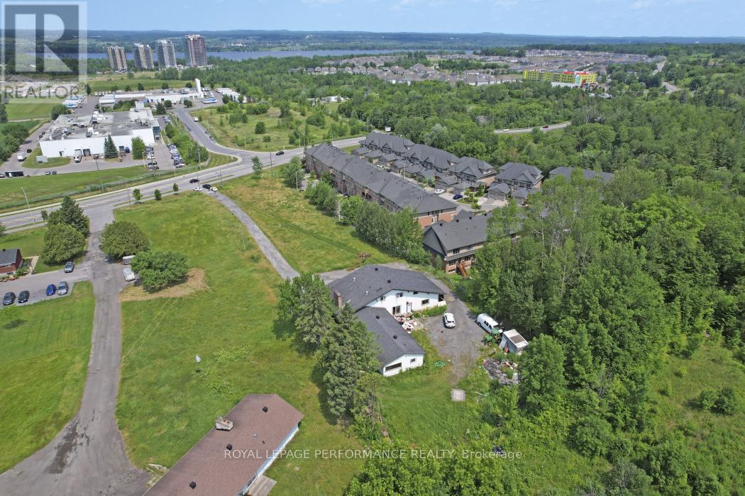1016 OLD MONTREAL ROAD