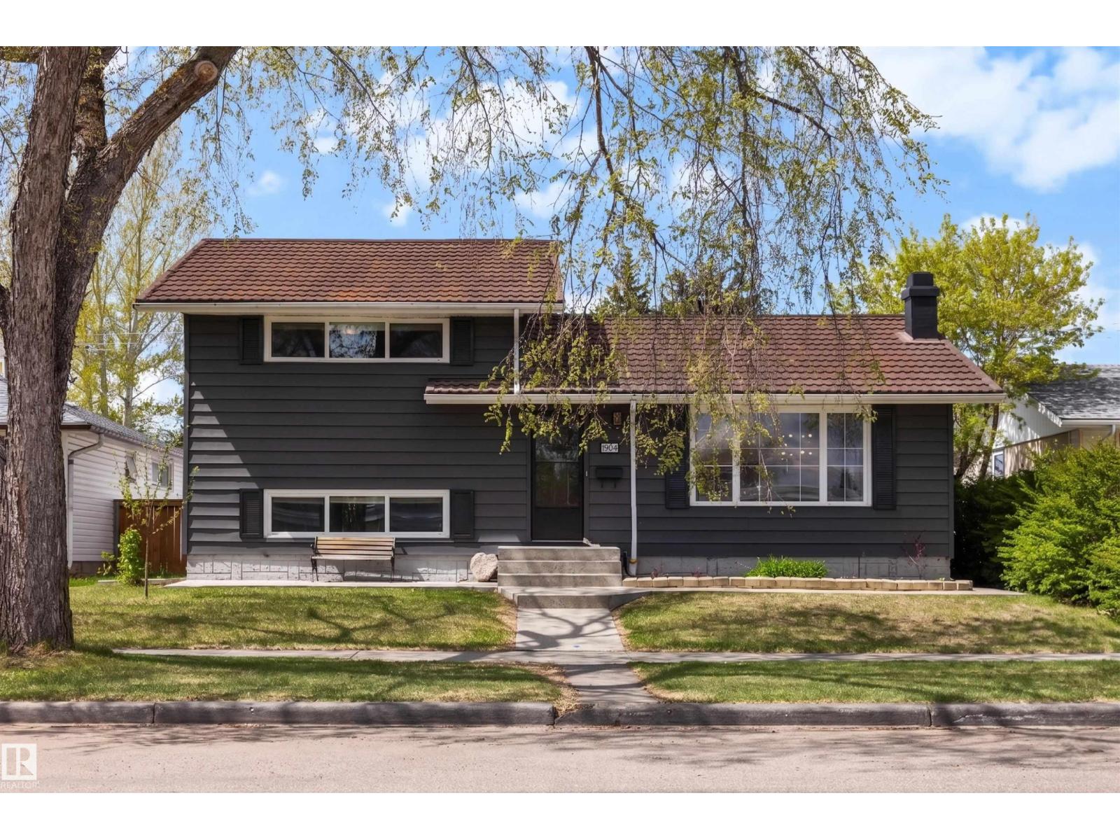8904 168 ST NW