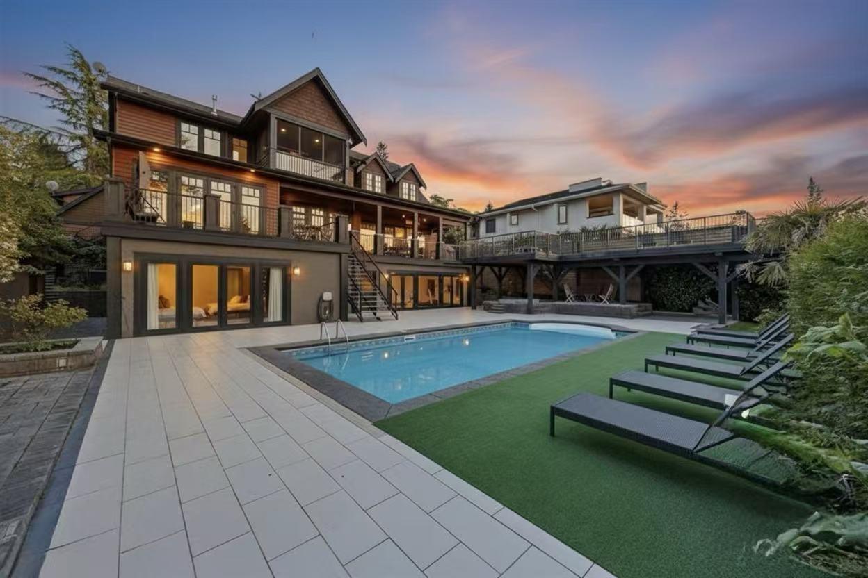 2737 CRESCENT DRIVE