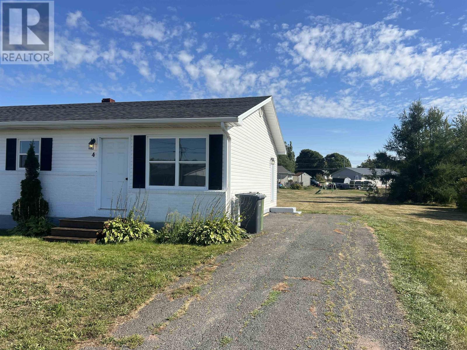 4 Elizabeth Crescent