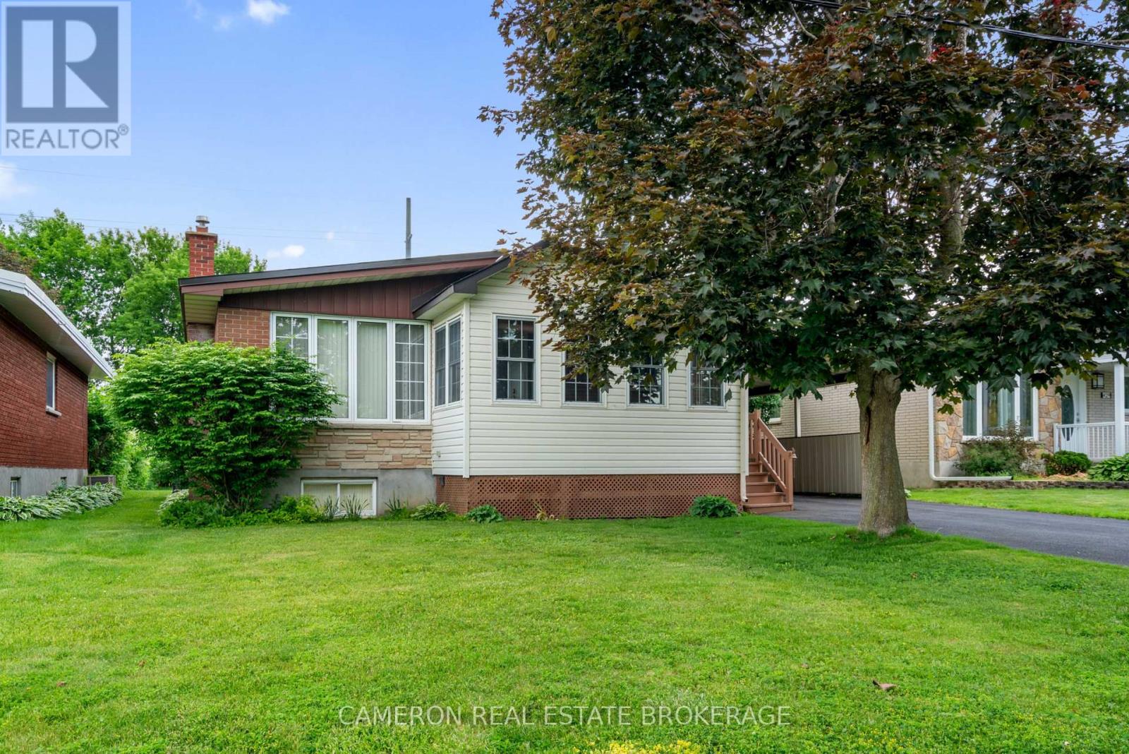 Photo 1 of 30 — 425 DANIS AVENUE, Cornwall, ON K6H5G2