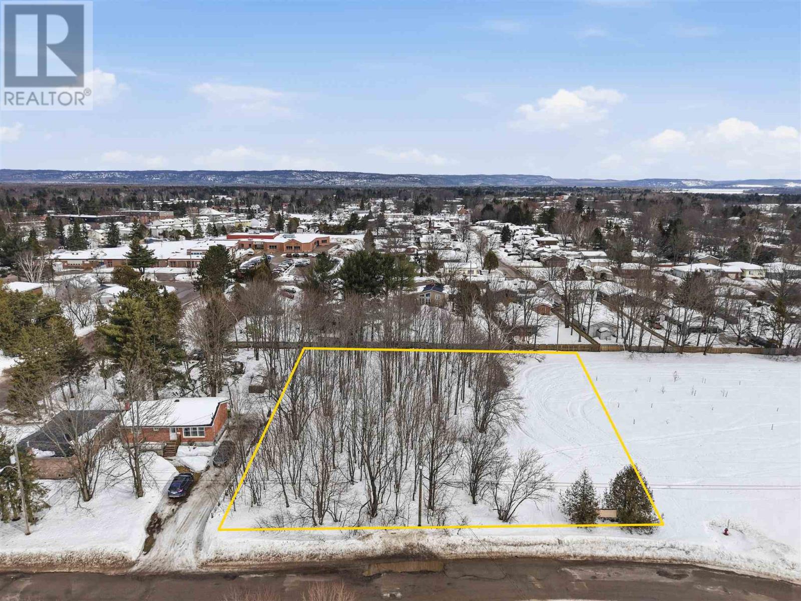 Photo 1 of 9 — 84-94 Park ST, Sault Ste. Marie, ON P6A5G9