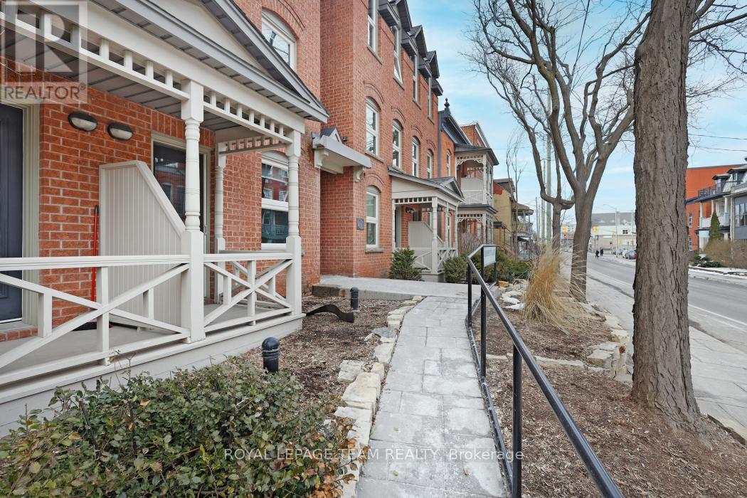 11 - 215 ST PATRICK STREET