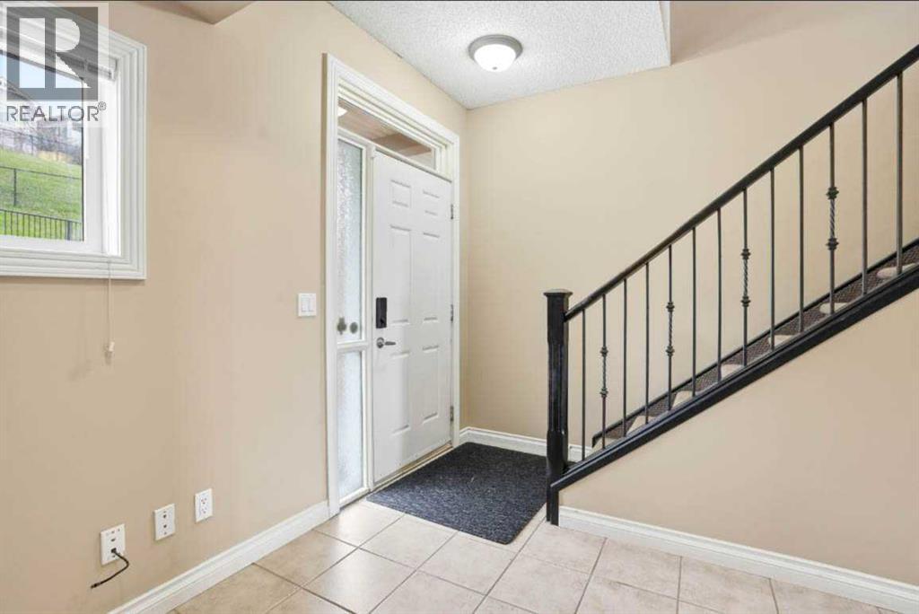 11, 148 Rockyledge View NW