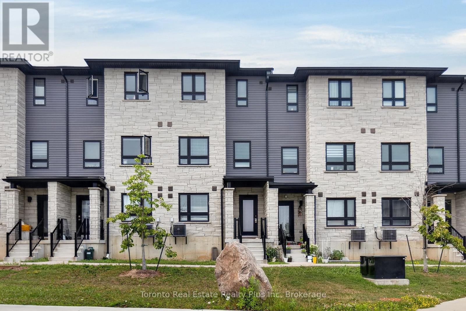 10 - 51 SPARROW AVENUE