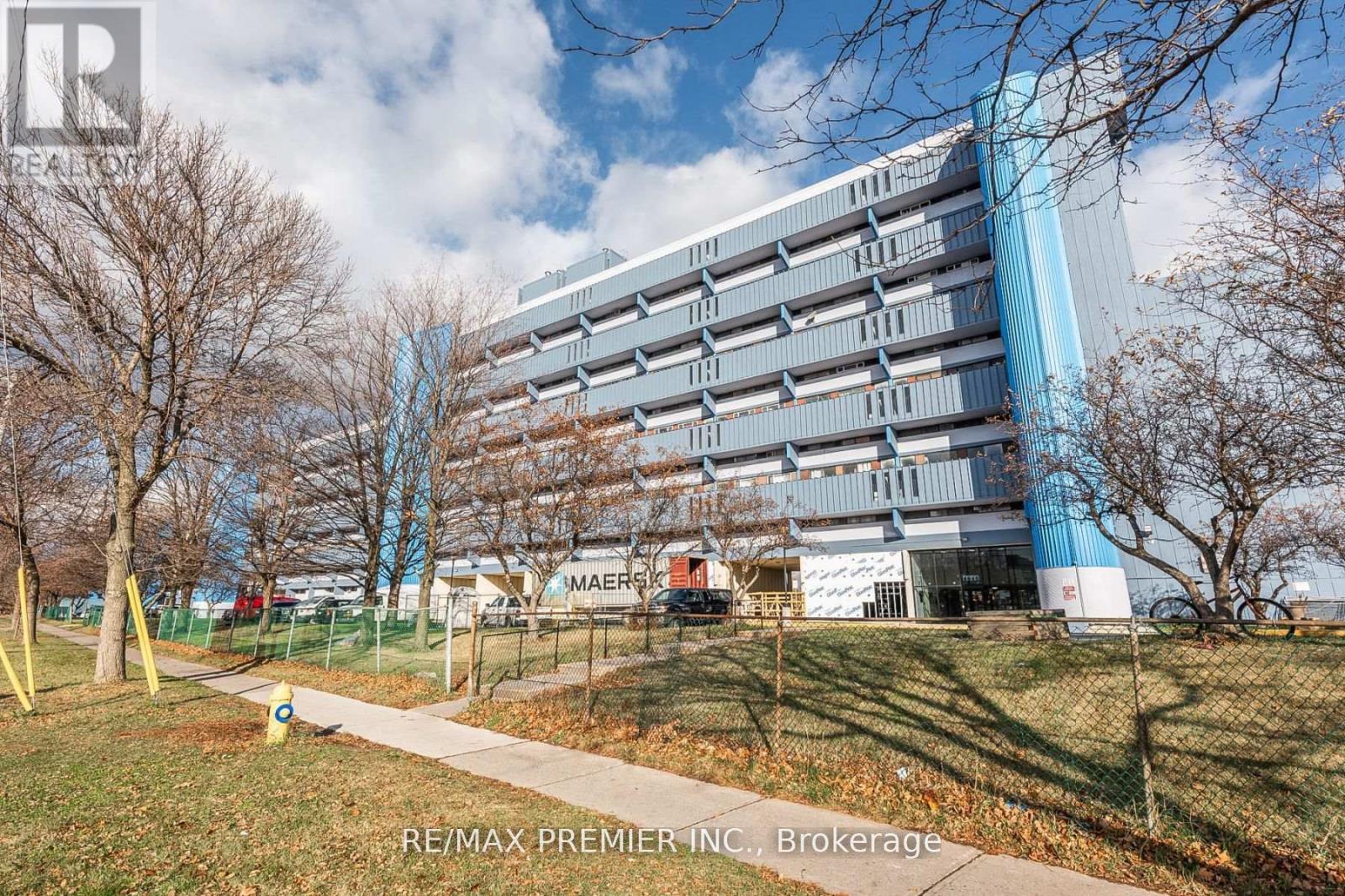 Photo 1 of 3 — 807 - 4673 JANE STREET Unit 807, Toronto (Black Creek), ON M3N2L1
