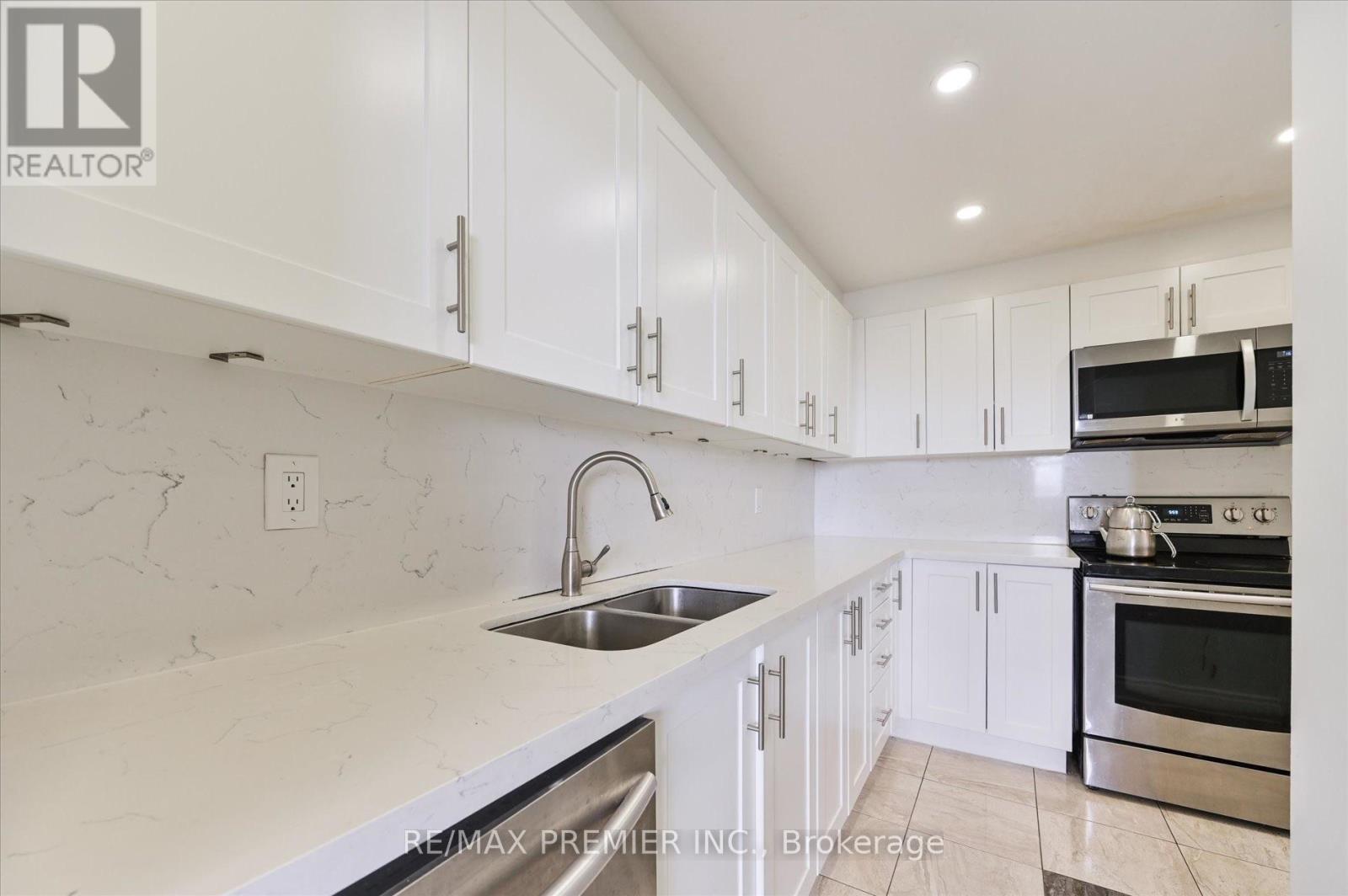 Photo 1 of 12 — 716 - 80 GRANDRAVINE DRIVE Unit 716, Toronto (York University Heights), ON M3J1B2