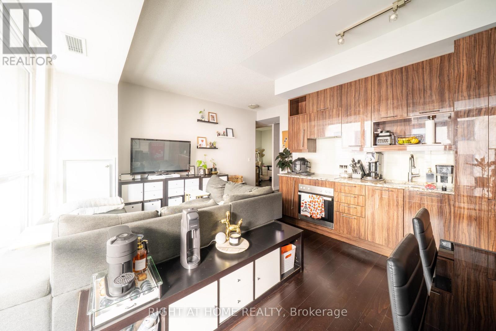 418 - 199 RICHMOND STREET W