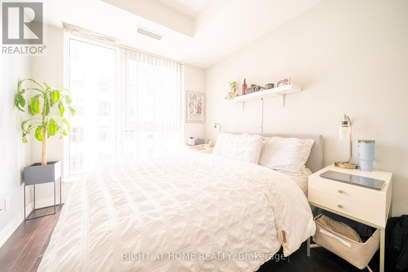 418 - 199 RICHMOND STREET W