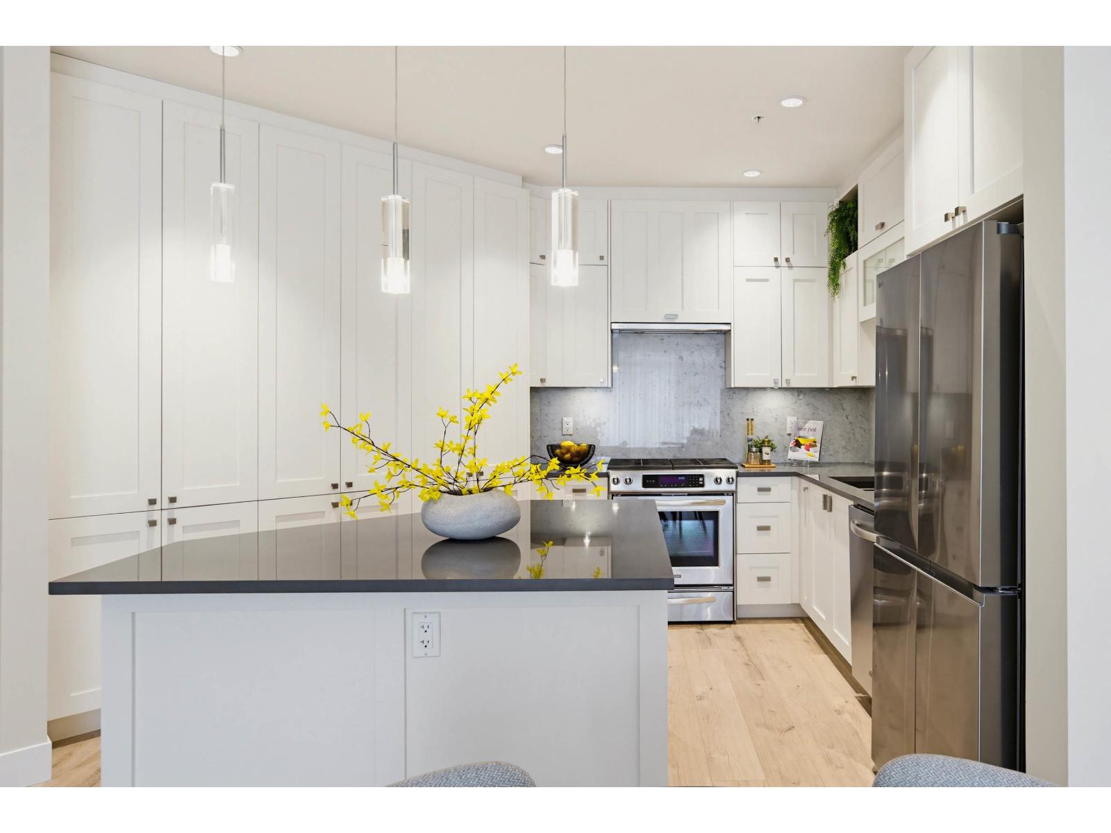 208 14855 THRIFT AVENUE