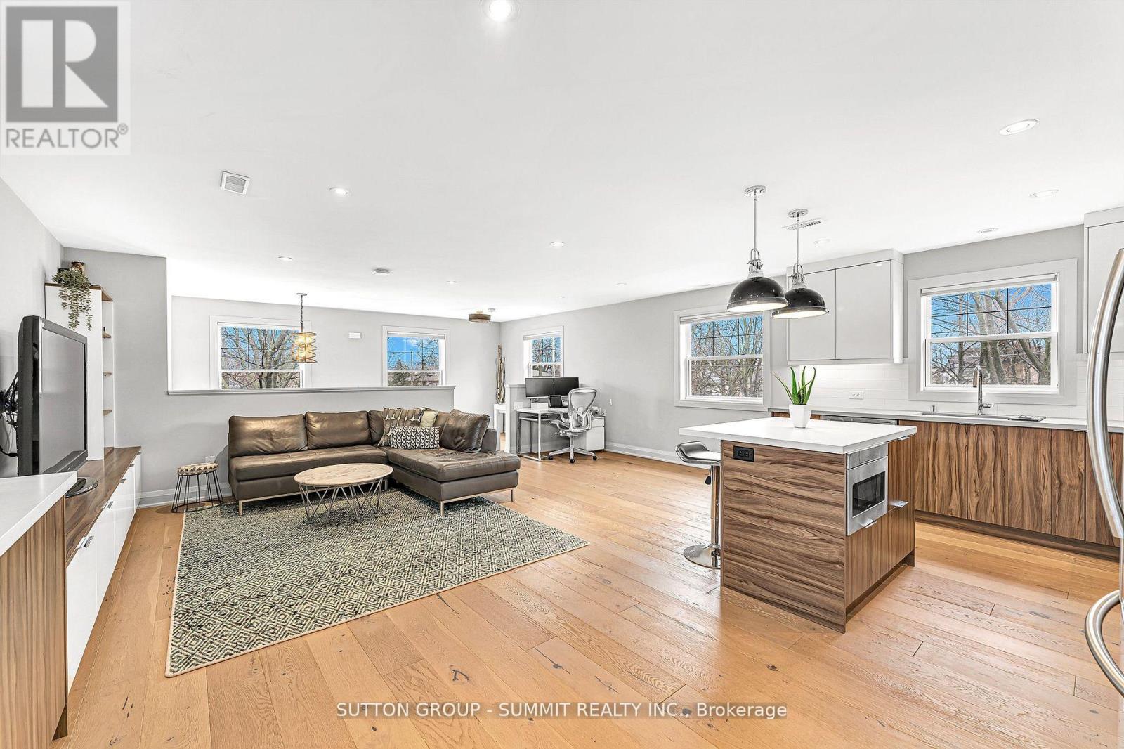 31 OAKWOOD AVENUE N