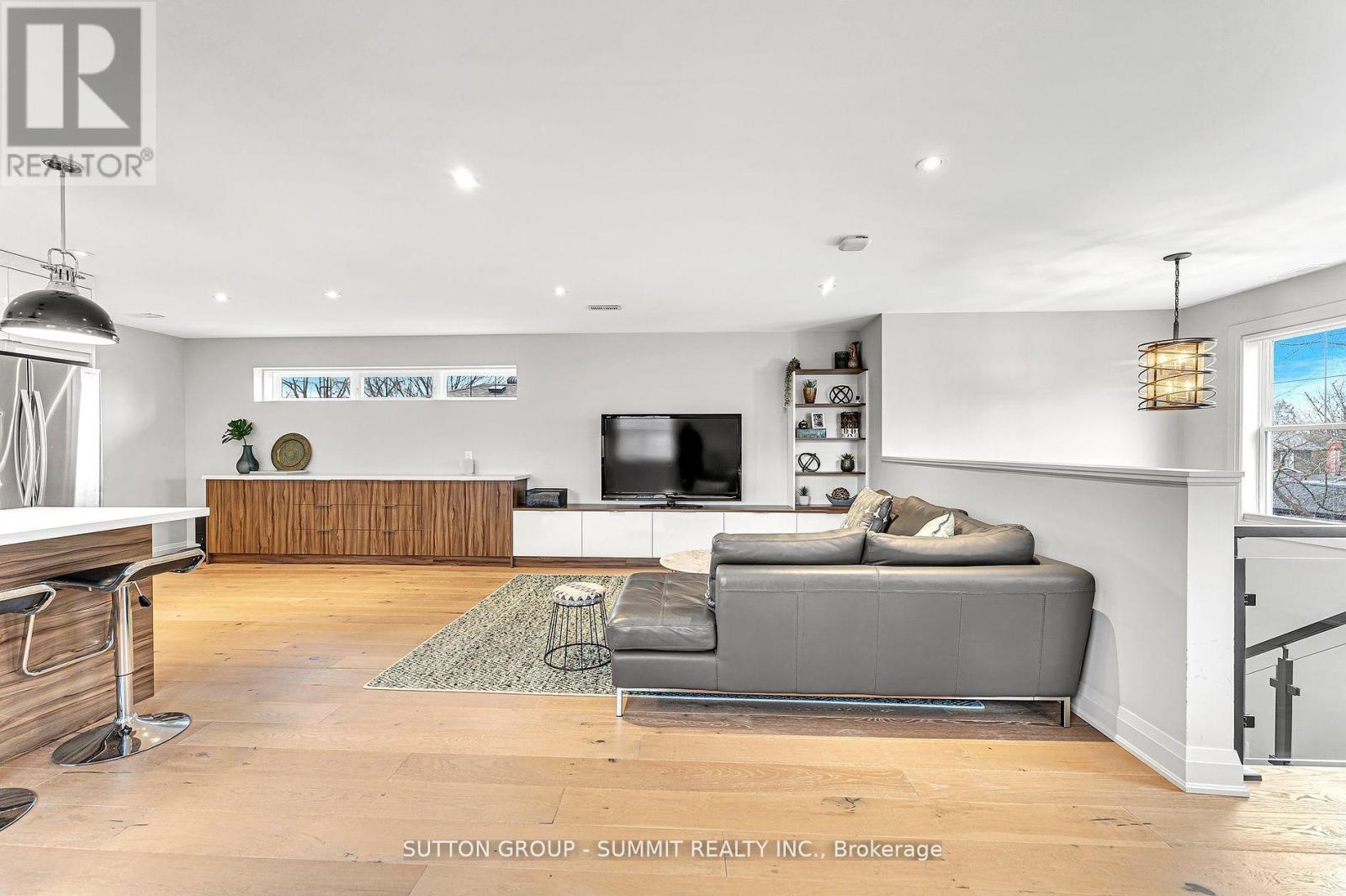 31 OAKWOOD AVENUE N