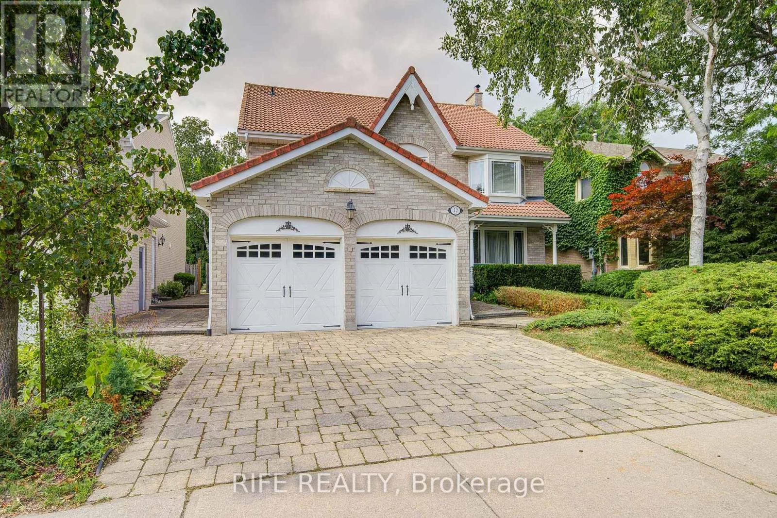 22 CHAMBERY CRESCENT