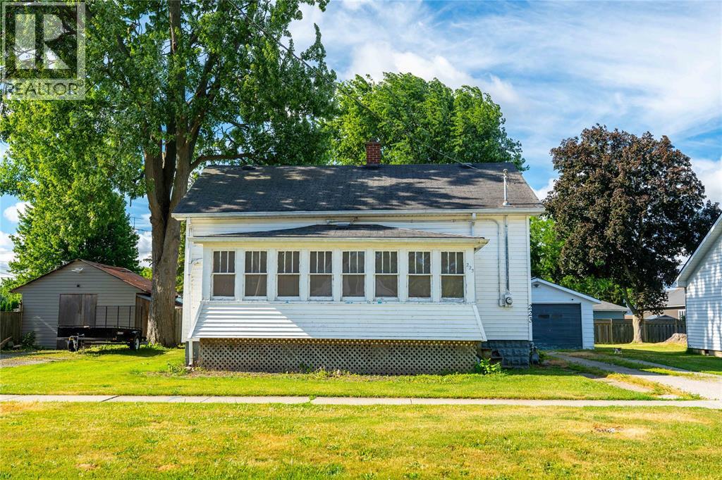 Photo 1 of 36 — 223 King STREET, Wallaceburg, ON N8A1H4