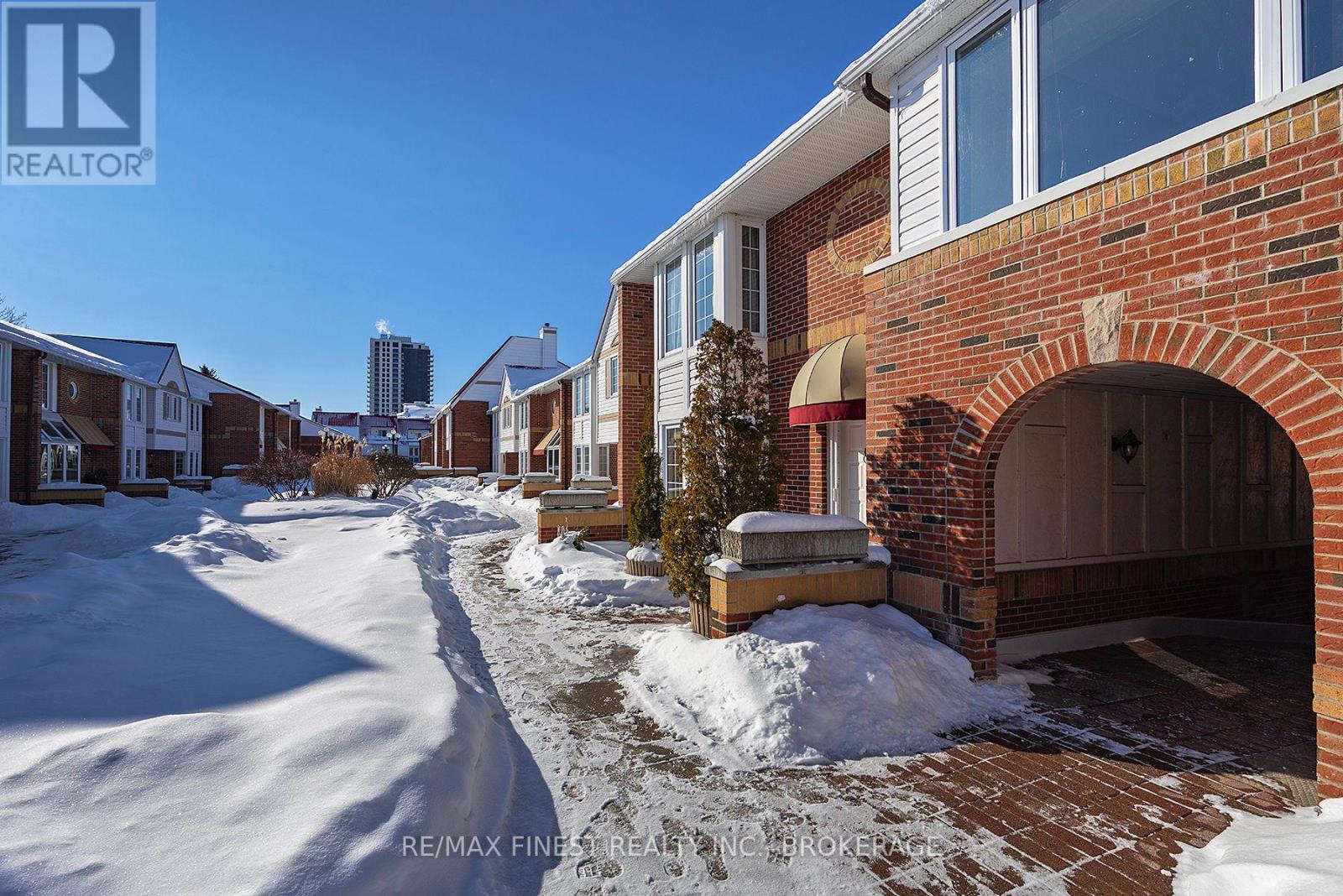 16 - 1 PLACE D'ARMES