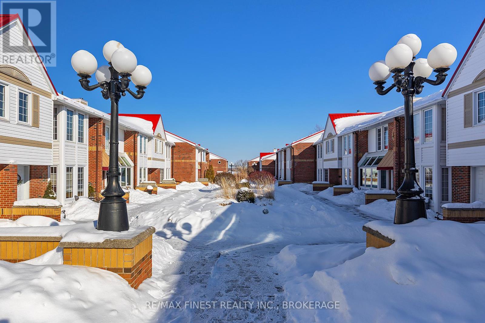 16 - 1 PLACE D'ARMES