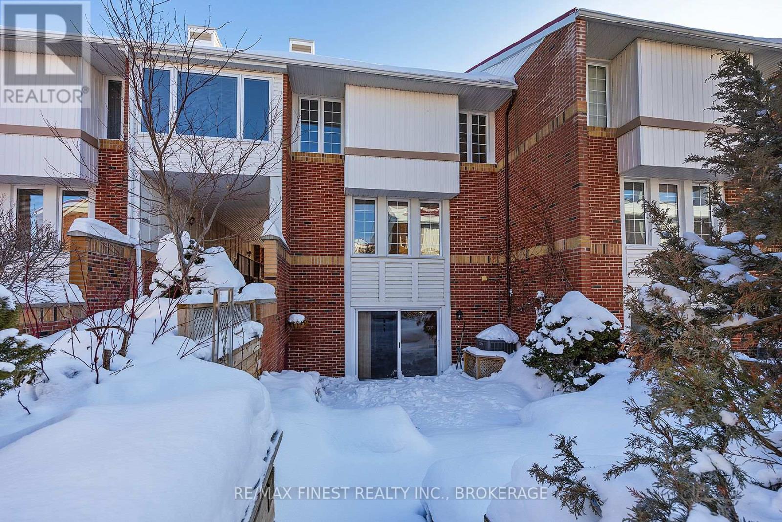 16 - 1 PLACE D'ARMES