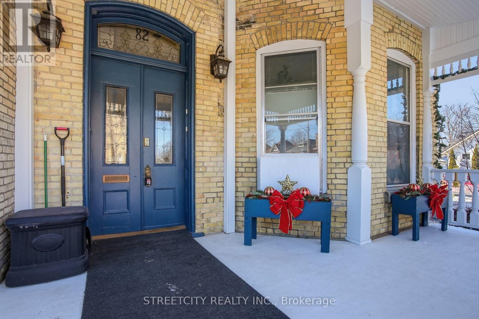 82 WELLINGTON STREET