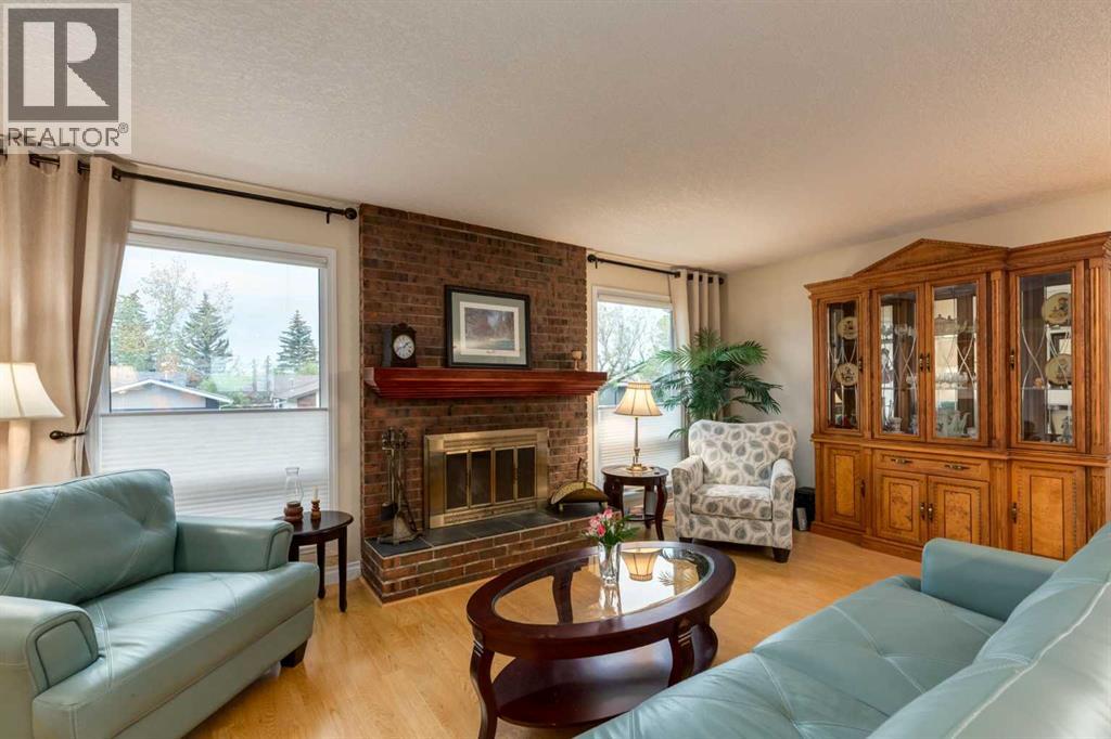 120 Silverthorn Way NW