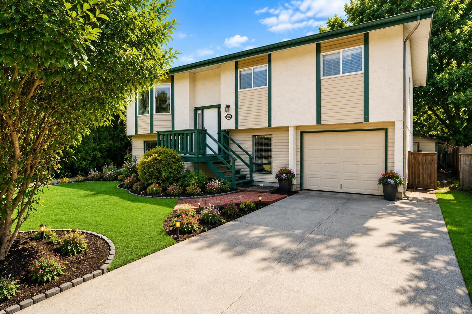 8852 CHARLES STREET|Chilliwack Proper South