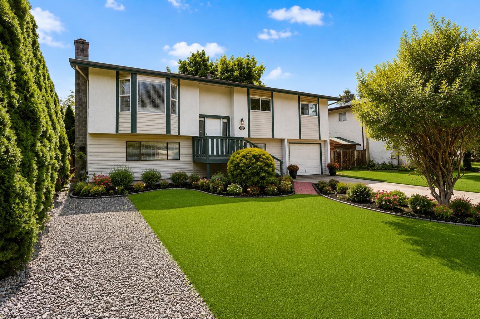 8852 CHARLES STREET|Chilliwack Proper South