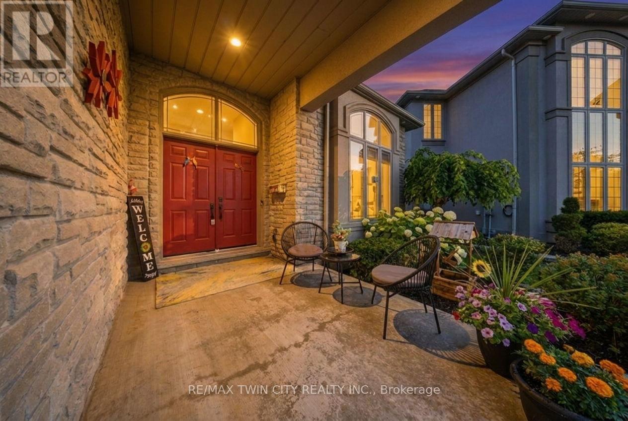 7 TOM THOMSON COURT