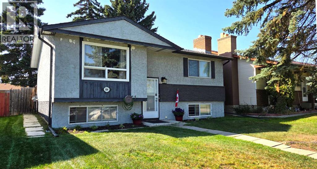 884 Rundlecairn Way NE