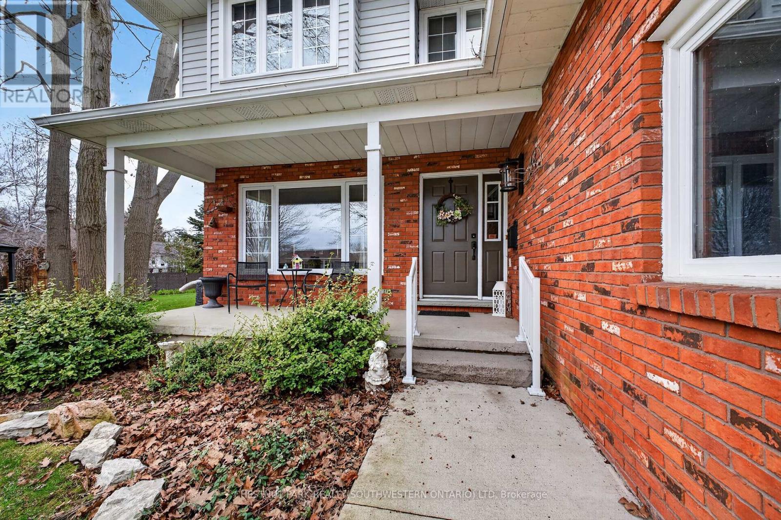 24 LAKESIDE PLACE E
