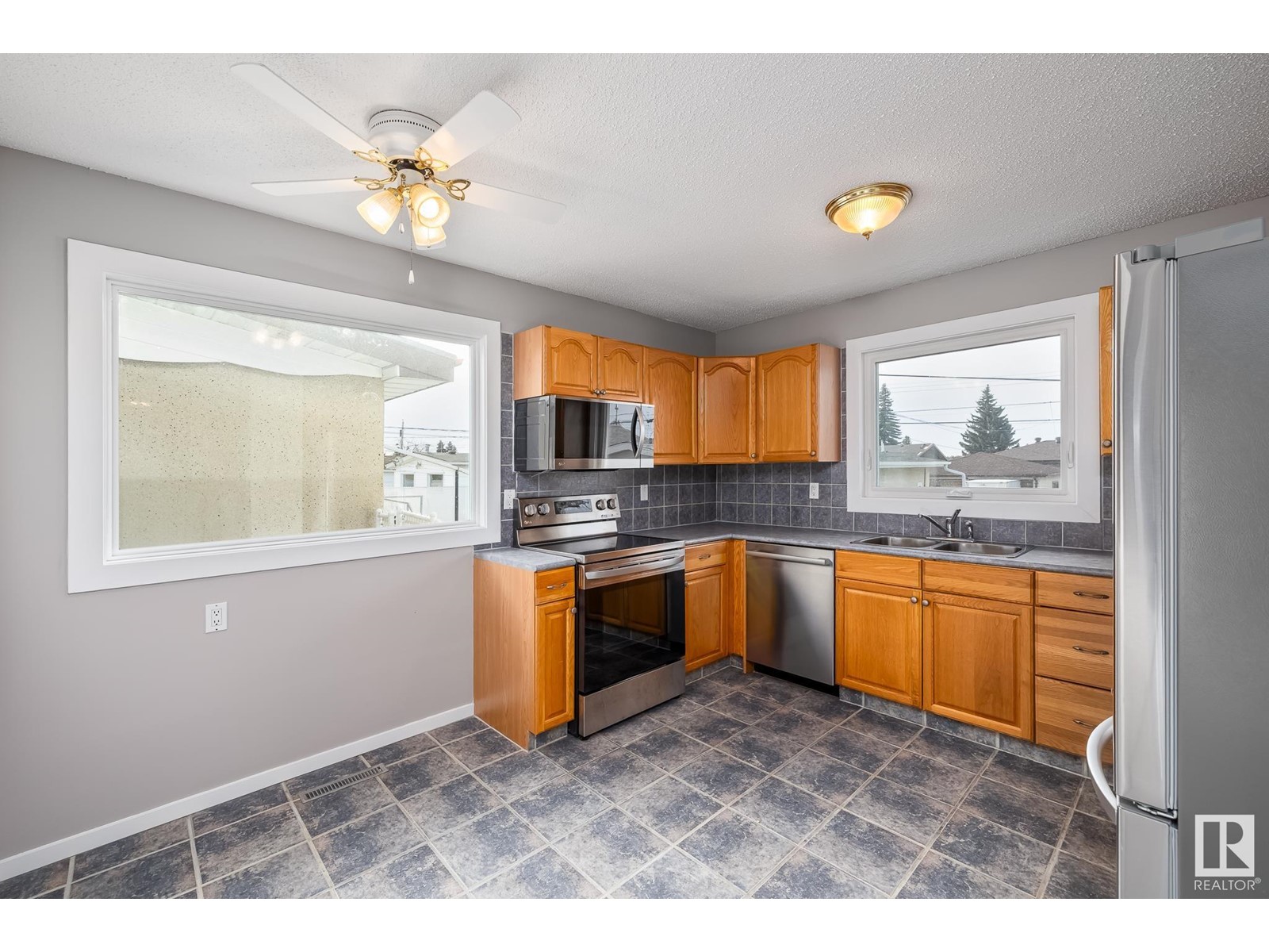 8011 132 AV NW