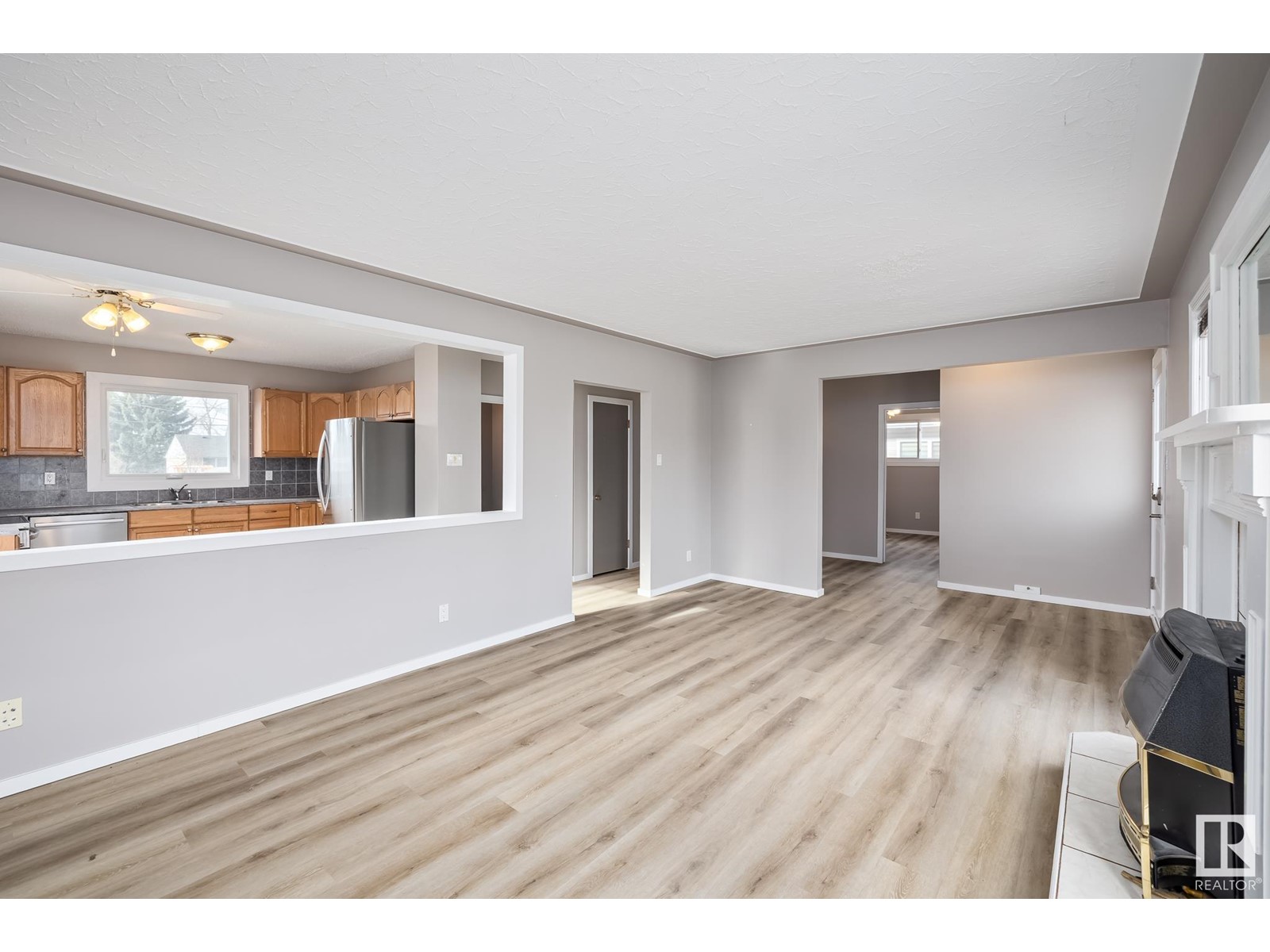 8011 132 AV NW