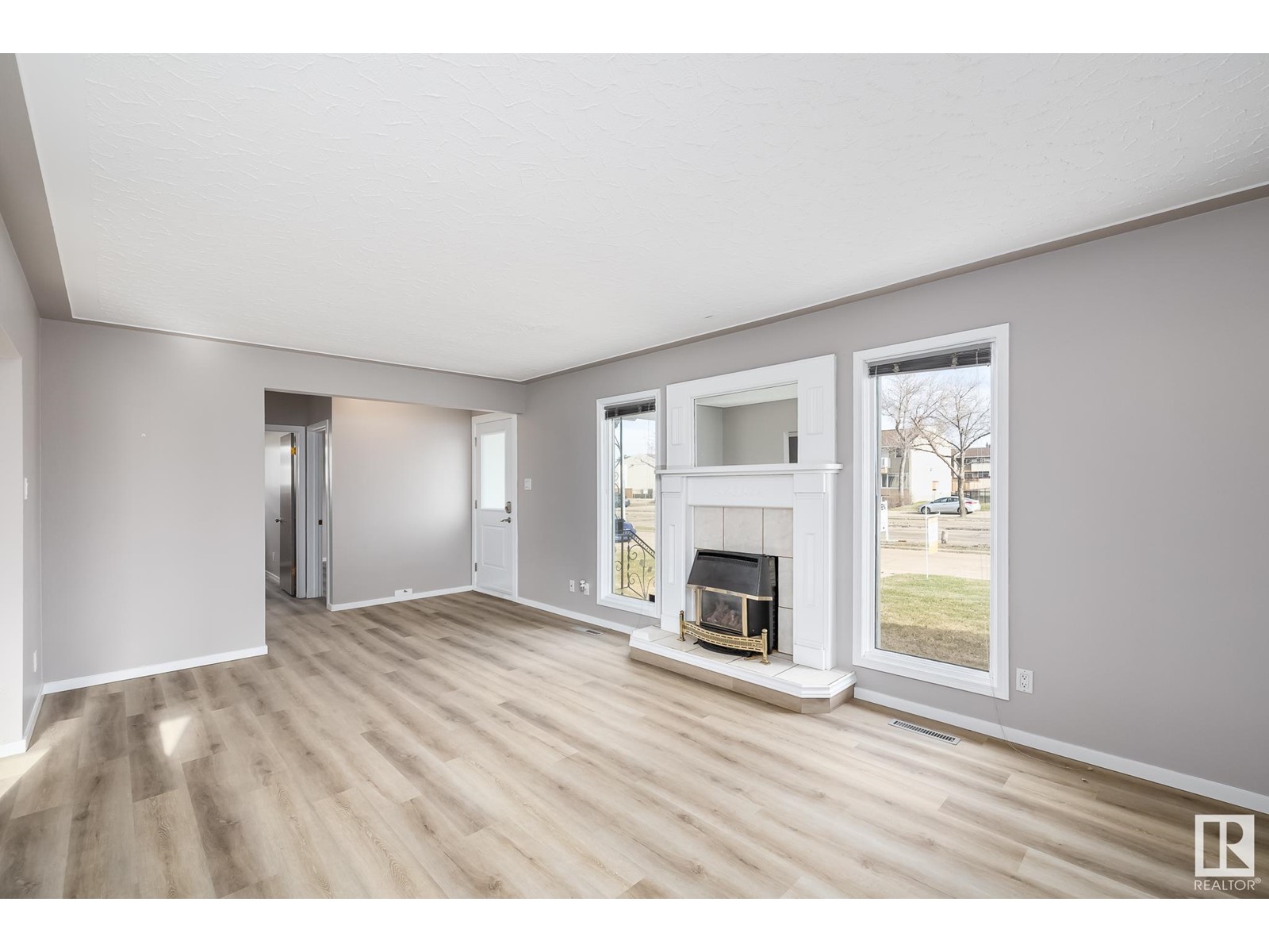 8011 132 AV NW